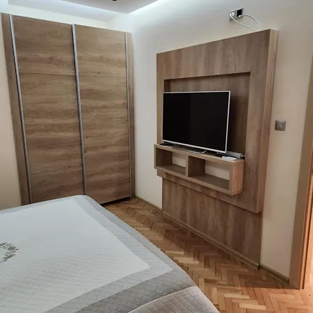 лукс Апартаменты *